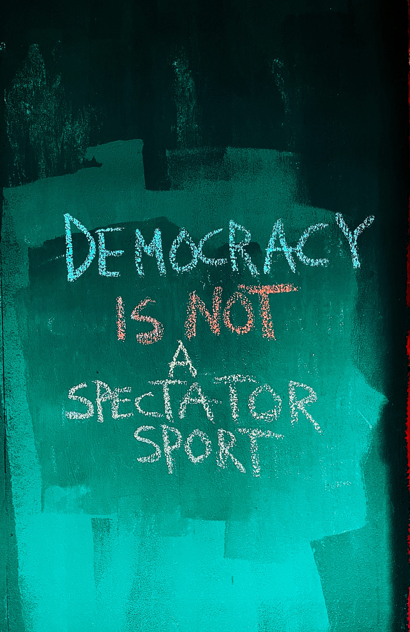 Kreideschrift: Democracy is not a spectator sport