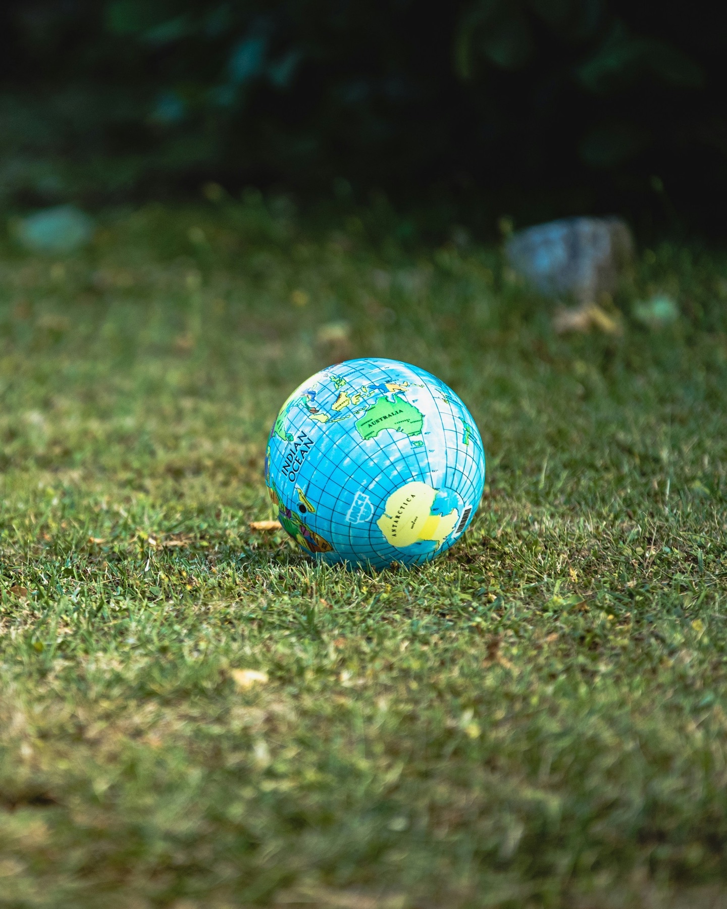Ein kleiner Globus liegt im Gras