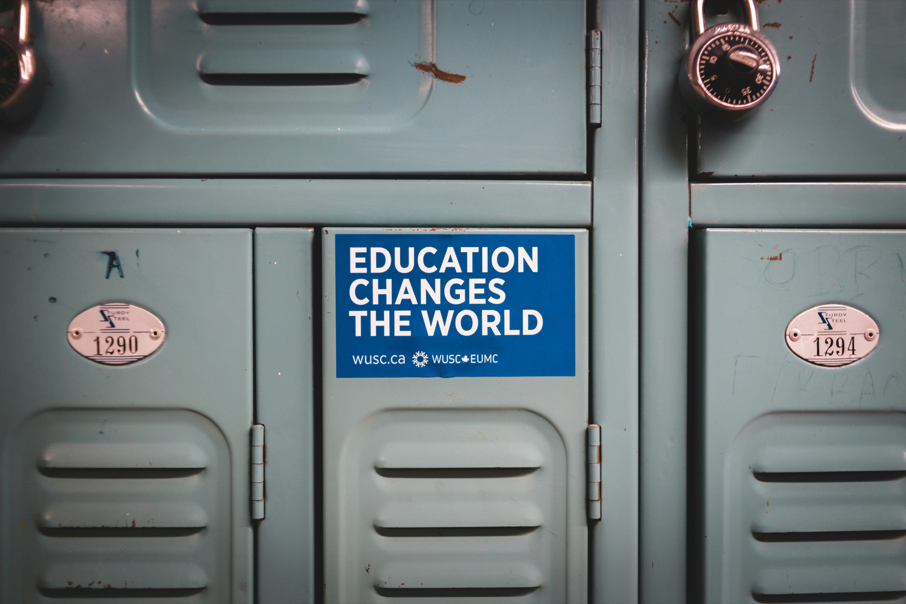 Hellblaue Schulschließfächer mit dem Schriftzug Education changes the world